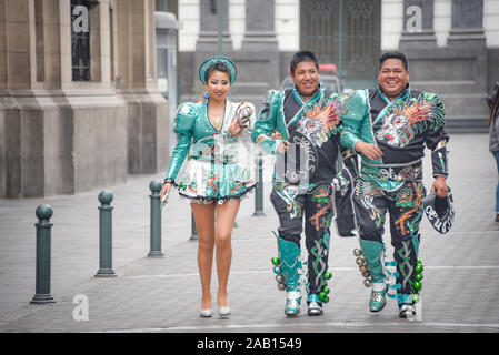 Lima, Peru - 17.November 2019: Eine Gruppe junger Tänzer in traditionellen Kostümen eine Veranstaltung in Lima Plaza de Armas teilnehmen Stockfoto