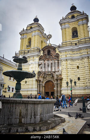 Lima, Peru - 17.November 2019: Äußere des San Francisco Kloster, in Limas historisches Stadtzentrum Stockfoto