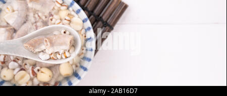 Lecker vier Stärkungsmittel Kraut Geschmack Suppe, Taiwanesische traditionelle Speisen mit Kräutern, schweinedickdarm auf weissem Holztisch, Nahaufnahme, Flach, Ansicht von oben. Stockfoto