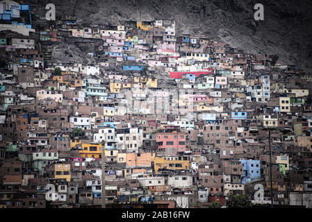 Lima, Peru - 19.November 2019: Farbenfrohe Gebäude an den Hängen des Cerro San Cristobal, San Isidro Stockfoto