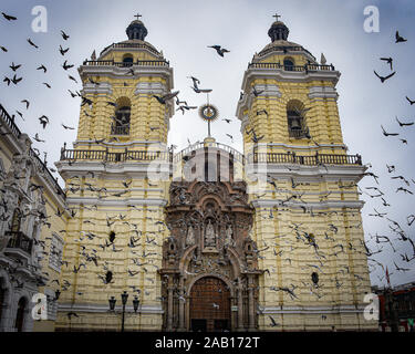 Lima, Peru - 17.November 2019: Äußere des San Francisco Kloster, in Limas historisches Stadtzentrum Stockfoto