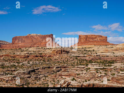 Große rote Felsen Sentinels ruhig über die Straße zum Canyonlands National Park. Stockfoto