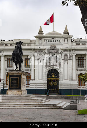 Lima, Peru - 19.November 2019: die Außenfassade der Peruanischen Nationalen Kongress Gebäude Stockfoto