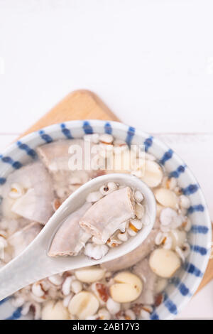 Lecker vier Stärkungsmittel Kraut Geschmack Suppe, Taiwanesische traditionelle Speisen mit Kräutern, schweinedickdarm auf weissem Holztisch, Nahaufnahme, Flach, Ansicht von oben. Stockfoto