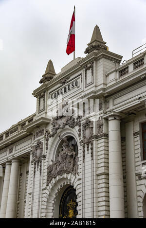 Lima, Peru - 19.November 2019: die Außenfassade der Peruanischen Nationalen Kongress Gebäude Stockfoto