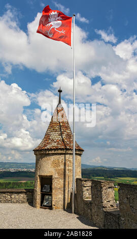 Schweiz, Fribourg, Kanton, Gruyeres Schloss, erbaut 1270-82, Bastion, Gruyeres Wappen Flagge zeigen einen Kran, grue in französischer Sprache Stockfoto