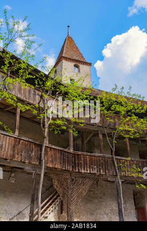 Schweiz, Fribourg, Kanton, Gruyeres Schloss, erbaut 1270-82, Innenhof, hölzernen Galerien Stockfoto