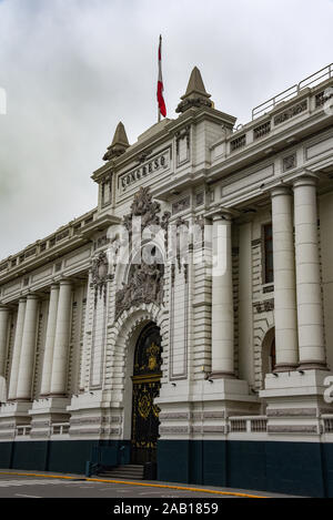 Lima, Peru - 19.November 2019: die Außenfassade der Peruanischen Nationalen Kongress Gebäude Stockfoto