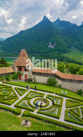 Schweiz, Fribourg, Kanton, Gruyeres Schloss, erbaut 1270-82, Garten Stockfoto