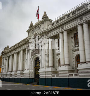 Lima, Peru - 19.November 2019: die Außenfassade der Peruanischen Nationalen Kongress Gebäude Stockfoto