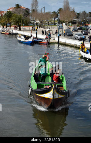 Kanalboot Moliceiro am zentralen Kanal in Aveiro Portugal Stockfoto