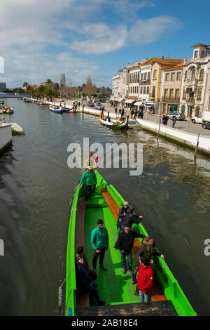 Kanalboot Moliceiro am zentralen Kanal in Aveiro Portugal Stockfoto