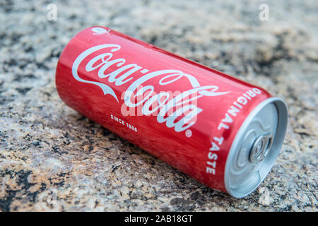 Indien, Bengaluru City, Lalbagh Botanical Garden Park, Coca Cola Dose Cola auf der felsigen Landschaft ältesten Felsen auf der Erde zurück zu 3000 Millionen Jahre zurückgehen Stockfoto