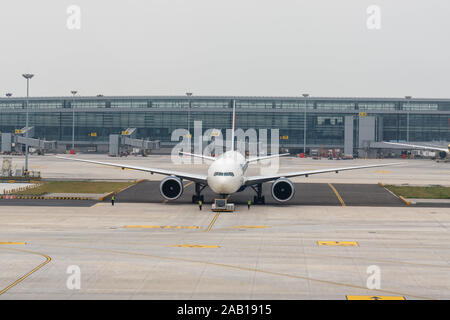 Shanghai, China. 7 Nov, 2019. Delta Airlines Boeing 777-200LR Flugzeug am internationalen Flughafen Shanghai Pudong gesehen. Credit: Alex Tai/SOPA Images/ZUMA Draht/Alamy leben Nachrichten Stockfoto