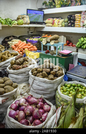 Lima, Peru - 17.November 2019: eine gut sortierte Obst und Gemüse stall in Limas Mercado Central Stockfoto