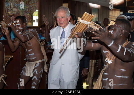 Der Prinz von Wales ist von einer Panflöte Band begrüßt, als er kommt an einem Staatsempfang und Mittagessen im Hotel Mendana in Honiara, bei Tag drei der königlichen Besuch auf den Salomonen. PA-Foto. Bild Datum: Montag, November 25, 2019. Siehe PA Geschichte ROYAL Charles. Photo Credit: Chris Jackson/PA-Kabel Stockfoto