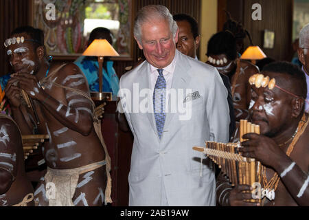 Der Prinz von Wales ist von einer Panflöte Band begrüßt, als er kommt an einem Staatsempfang und Mittagessen im Hotel Mendana in Honiara, bei Tag drei der königlichen Besuch auf den Salomonen. PA-Foto. Bild Datum: Montag, November 25, 2019. Siehe PA Geschichte ROYAL Charles. Photo Credit: Chris Jackson/PA-Kabel Stockfoto