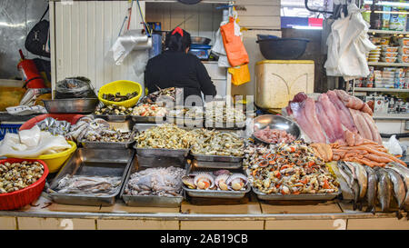 Lima, Peru - Nov 17, 2019: Frischer Fisch und Meeresfrüchte auf Verkauf in Limas Mercado Central Stockfoto