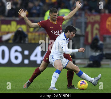 Rom, Italien. 24 Nov, 2019. Edin Dzeko (L) der Roma Mias mit Sandro einer ganz kurzen von Brescia in der Serie A Fußball Spiel in Rom, Italien, November 24, 2019. Credit: Alberto Lingria/Xinhua/Alamy leben Nachrichten Stockfoto