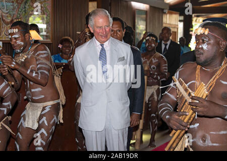 Der Prinz von Wales ist von einer Panflöte Band begrüßt, als er kommt an einem Staatsempfang und Mittagessen im Hotel Mendana in Honiara, bei Tag drei der königlichen Besuch auf den Salomonen. PA-Foto. Bild Datum: Montag, November 25, 2019. Siehe PA Geschichte ROYAL Charles. Photo Credit: Chris Jackson/PA-Kabel Stockfoto