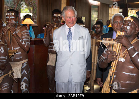 Der Prinz von Wales ist von einer Panflöte Band begrüßt, als er kommt an einem Staatsempfang und Mittagessen im Hotel Mendana in Honiara, bei Tag drei der königlichen Besuch auf den Salomonen. PA-Foto. Bild Datum: Montag, November 25, 2019. Siehe PA Geschichte ROYAL Charles. Photo Credit: Chris Jackson/PA-Kabel Stockfoto