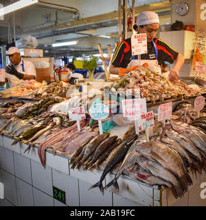 Lima, Peru - Nov 17, 2019: Frischer Fisch und Meeresfrüchte auf Verkauf in Limas Mercado Central Stockfoto