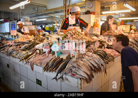 Lima, Peru - Nov 17, 2019: Frischer Fisch und Meeresfrüchte auf Verkauf in Limas Mercado Central Stockfoto