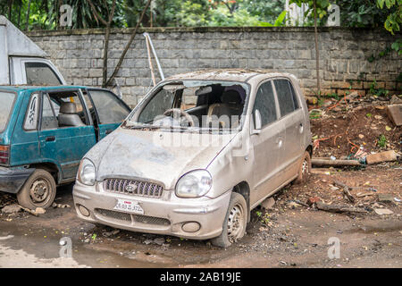 Bangalore, Indien, Juni 2018, Straßen von Bengaluru City, alten zerstörten und verlassenen Autos, staubig, schmutzig, unvollständig Stockfoto