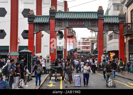 Lima, Peru - 17.November 2019: Arco Chino und Calle Kapaun in Limas Barrio Chino Stockfoto