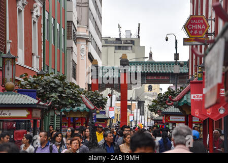 Lima, Peru - 17.November 2019: Arco Chino und Calle Kapaun in Limas Barrio Chino Stockfoto