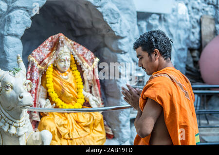 Bengaluru Shivoham Shiva Tempel, heilige Komplex, enorme Shiva den Gutes Omen, Ganesh. Indisch-hinduistischen Mönch betet Stockfoto