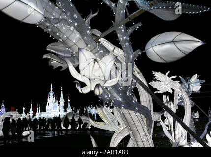 New York, Vereinigte Staaten. 24 Nov, 2019. Nachtschwärmer Tour aufgrund der LuminoCity Festival (Eine Immersive Wunderland der Lichter) bei Randall's Island Park in New York City am Sonntag, 24. November 2019. Das Festival umfasst im Wesentlichen drei Themenparks: Winter Fantasy, wilde Abenteuer, und süßen Traum und ist geöffnet vom 23.November 2019 - Jan 5, 2020. Foto von John angelillo/UPI Quelle: UPI/Alamy leben Nachrichten Stockfoto