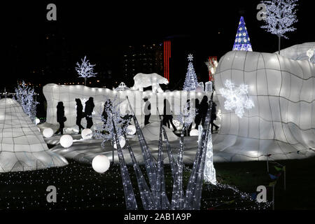 New York, Vereinigte Staaten. 24 Nov, 2019. Nachtschwärmer Tour aufgrund der LuminoCity Festival (Eine Immersive Wunderland der Lichter) bei Randall's Island Park in New York City am Sonntag, 24. November 2019. Das Festival umfasst im Wesentlichen drei Themenparks: Winter Fantasy, wilde Abenteuer, und süßen Traum und ist geöffnet vom 23.November 2019 - Jan 5, 2020. Foto von John angelillo/UPI Quelle: UPI/Alamy leben Nachrichten Stockfoto