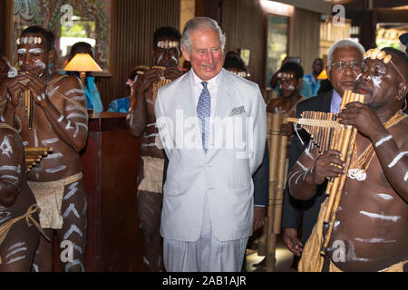 Der Prinz von Wales ist von einer Panflöte Band begrüßt, als er kommt an einem Staatsempfang und Mittagessen im Hotel Mendana in Honiara, bei Tag drei der königlichen Besuch auf den Salomonen. PA-Foto. Bild Datum: Montag, November 25, 2019. Siehe PA Geschichte ROYAL Charles. Photo Credit: Victoria Jones/PA-Kabel Stockfoto