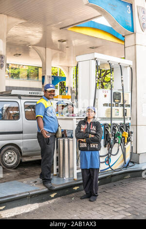 Bangalore, Indien, Straßen von Bengaluru City, local gas Tankstelle Mitarbeiter Stockfoto