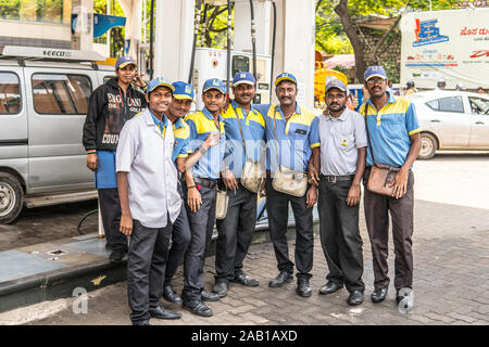 Bangalore, Indien, Straßen von Bengaluru City, local gas Tankstelle Mitarbeiter Stockfoto