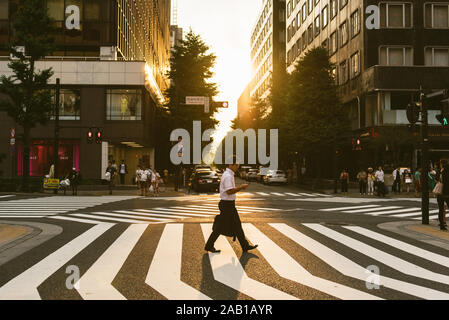 Man überquert die Straße in Ginza, Tokyo, Japan. Stockfoto