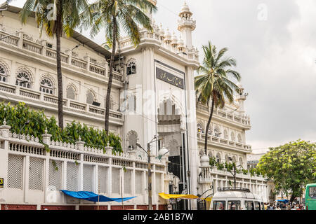 Bengaluru City, muslimischen Jamia Masjid Moschee, die Religion des Islams, hohe Weiße Türme mit gold Mond in Form der Halbmond und Stern als islamische Symbol Stockfoto