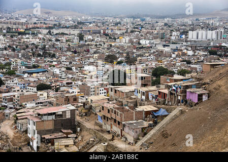 Lima, Peru - Nov 17, 2019: Blick über Lima von der Morro Solar Stockfoto