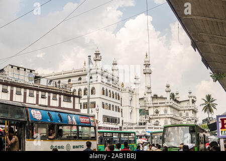 Bengaluru City, muslimischen Jamia Masjid Moschee, die Religion des Islams, hohe Weiße Türme mit gold Mond in Form der Halbmond und Stern als islamische Symbol Stockfoto