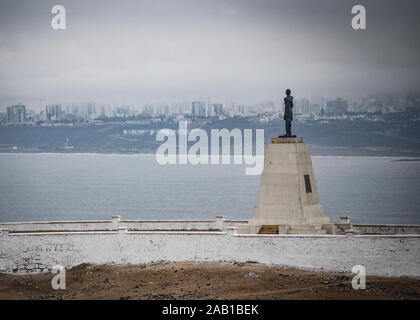 Lima, Peru - 17.November 2019: Statue des peruanischen Seeheld Miguel Grau mit Blick auf Lima's Pacific Coast Stockfoto