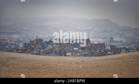 Lima, Peru - 17.November 2019: Städtische Entwicklungen erweitert in den Wüsten am Stadtrand von Lima Stockfoto