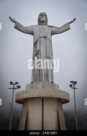 Lima, Peru - 17.November 2019: Cristo del Pacifico Denkmal mit Blick auf die Stadt Lima Stockfoto