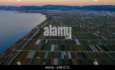 Peking, China. 23 Nov, 2019. Luftbild am Nov. 23, 2019 zeigt ein Blick auf tonghai County in Yuxi, im Südwesten der chinesischen Provinz Yunnan. Credit: Hu Chao/Xinhua/Alamy leben Nachrichten Stockfoto