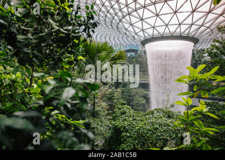 Wasserfall bei Juwel, dem Flughafen Changi in Singapur Stockfoto