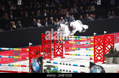 Prag, Tschechische Republik. 24 Nov, 2019. Laura Kraut vom Team Monaco Asse reitet ihr Pferd Confu während der Endrunde der Reitturnier Global Champions League (GCL) Super Cup in Prag, Hauptstadt der Tschechischen Republik, im Nov. 24, 2019. Credit: Dana Kesnerova/Xinhua/Alamy leben Nachrichten Stockfoto