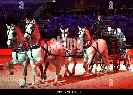 Prag, Tschechische Republik. 24 Nov, 2019. Gäste kommen für die Preisverleihung nach dem Finale der Show Jumping Wettbewerb Global Champions League (GCL) Super Cup in Prag, Hauptstadt der Tschechischen Republik, im Nov. 24, 2019. Credit: Dana Kesnerova/Xinhua/Alamy leben Nachrichten Stockfoto