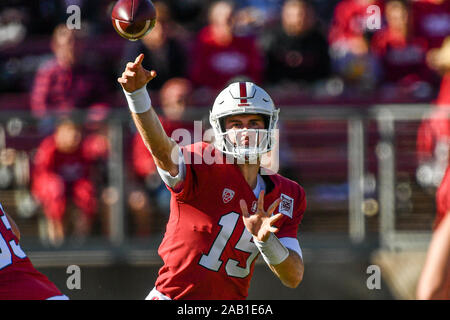 Stanford, Kalifornien, USA. 23 Nov, 2019. Stanford Kardinal quarterback Davis Mühlen (15) während der NCAA Football Spiel zwischen den Kalifornien goldenen Bären und der Stanford Cardinal bei Stanford Stadium in Stanford, Kalifornien. Chris Brown/CSM/Alamy leben Nachrichten Stockfoto