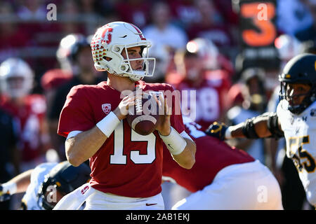 Stanford, Kalifornien, USA. 23 Nov, 2019. Stanford Kardinal quarterback Davis Mühlen (15) während der NCAA Football Spiel zwischen den Kalifornien goldenen Bären und der Stanford Cardinal bei Stanford Stadium in Stanford, Kalifornien. Chris Brown/CSM/Alamy leben Nachrichten Stockfoto