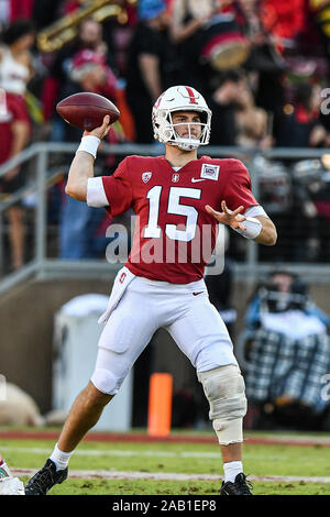 Stanford, Kalifornien, USA. 23 Nov, 2019. Stanford Kardinal quarterback Davis Mühlen (15) während der NCAA Football Spiel zwischen den Kalifornien goldenen Bären und der Stanford Cardinal bei Stanford Stadium in Stanford, Kalifornien. Chris Brown/CSM/Alamy leben Nachrichten Stockfoto